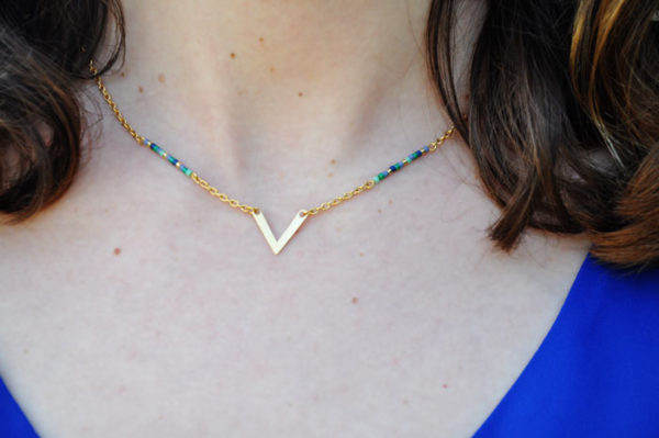 Collier sur modèle doré perles Miuki et pendentif en V