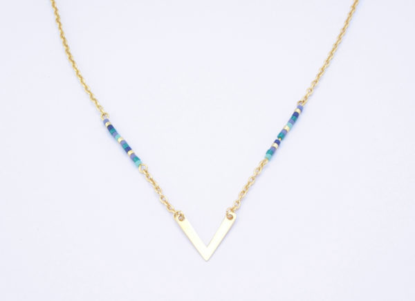 Collier doré perles Miuki et pendentif en V