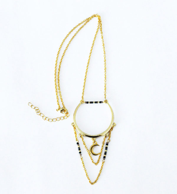 Collier original chaîne dorée et apprêts dorées à l'or fin pendentif lune