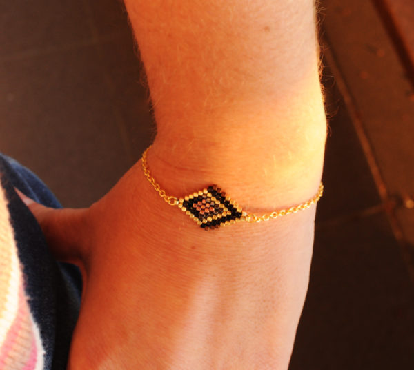 Bracelet losange tissées en perles miyuki tons noirs dorés et chaine dorée à l'or fin fermoir ajustable