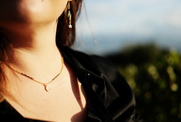 Collier Poussières d'étoiles perles miyuki noires et dorées chaîne dorée et pendentif lune