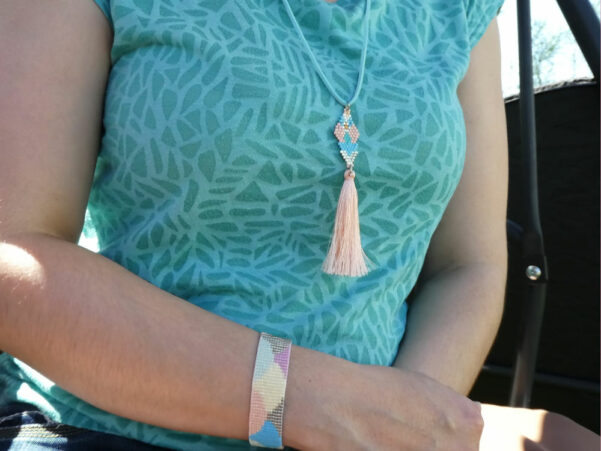 Photo porté du collier et du bracelet Sweet Pastel