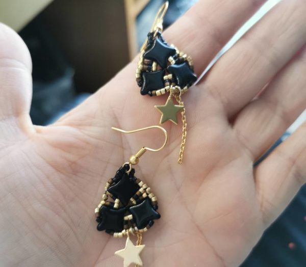 boucles d'oreilles tissée star beads noir et doré
