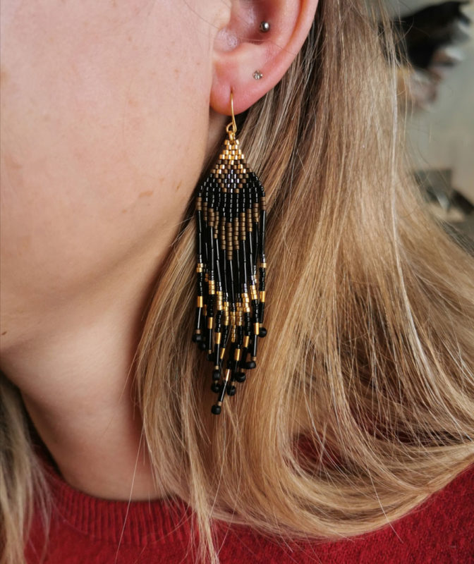 boucles tombantes franges noir doré