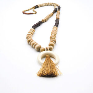 collier pembe sautoir pompon naturel