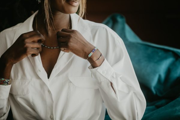 ensemble bracelet portée chemise blanche