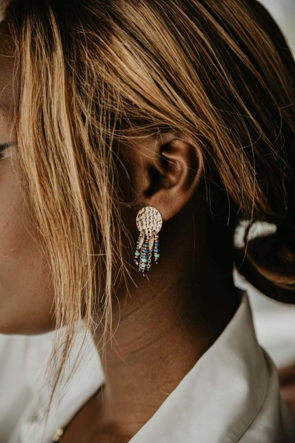 boucles d'oreilles doré martelé portées