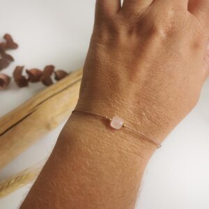bracelet perles gemme rose pale porté