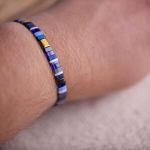 bracelet bleu porté